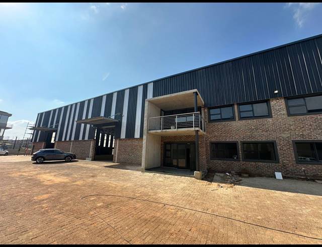 1,300M² WAREHOUSE TO LET IN LANSERIA